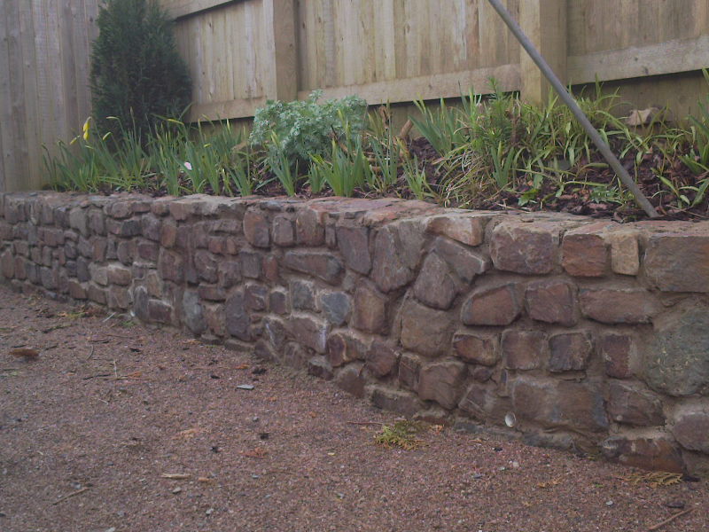 Stone retaining wall